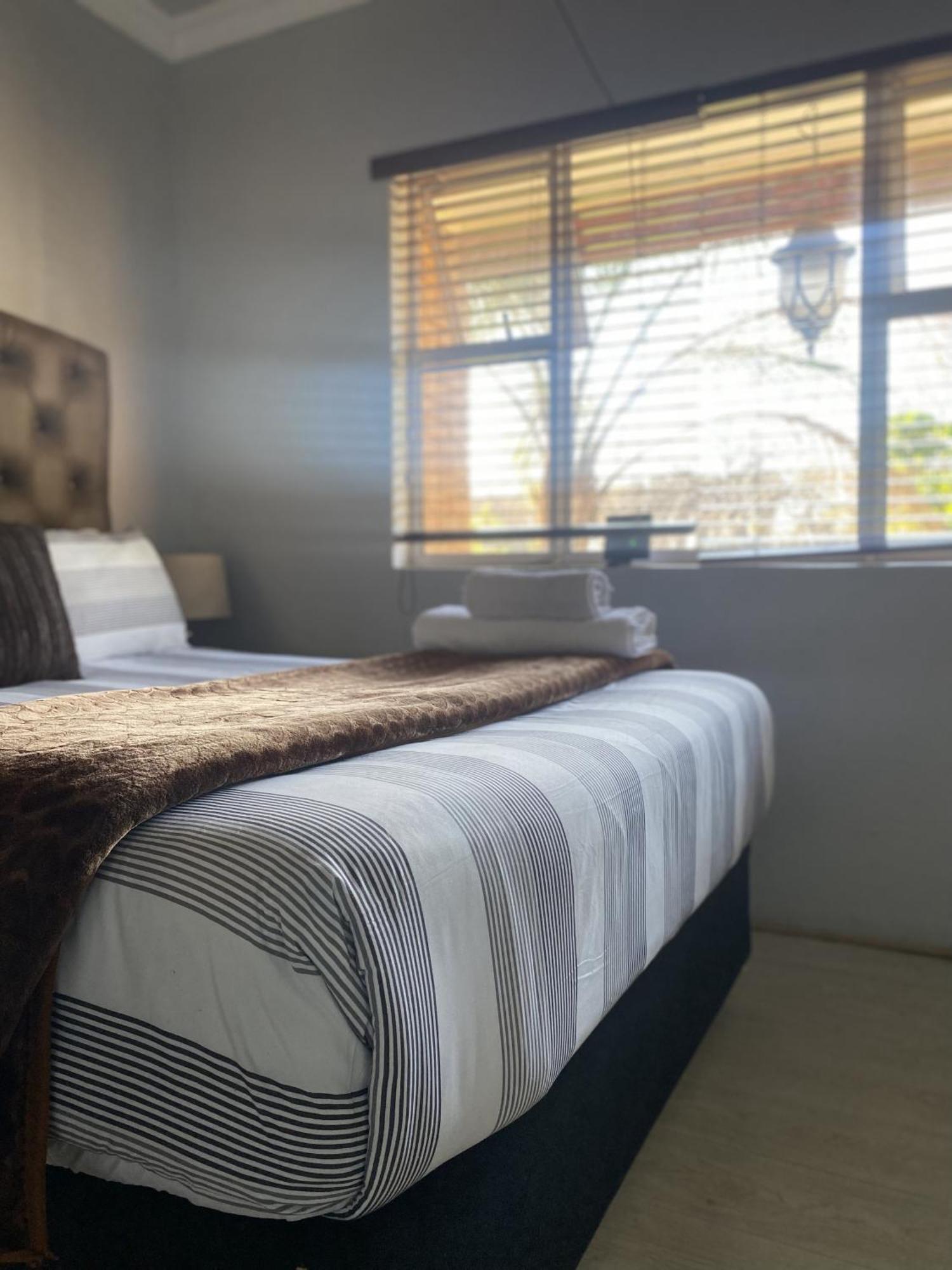 Menlyn Mews Guesthouse Pretoria-Noord エクステリア 写真