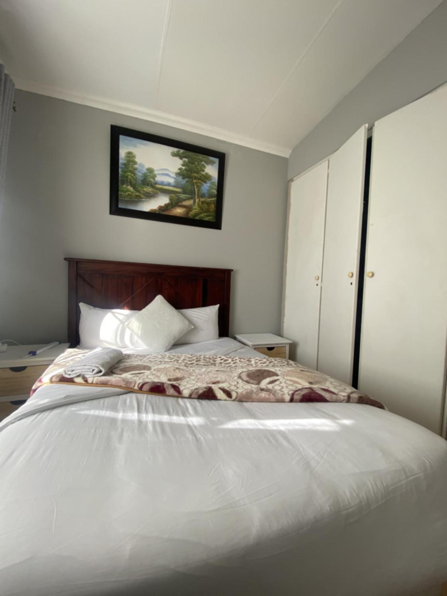 Menlyn Mews Guesthouse Pretoria-Noord エクステリア 写真